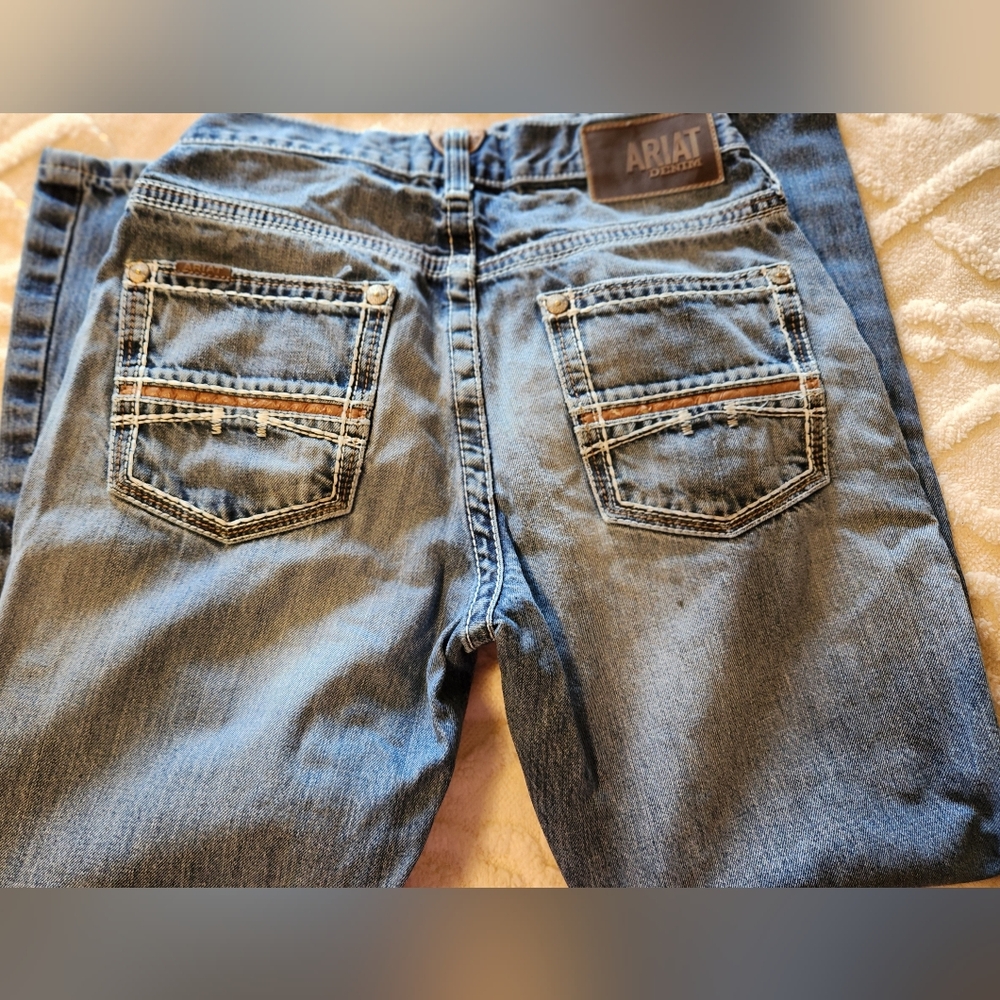 Ariat Relaxed Blue Jeans with Distressed Vintage Look